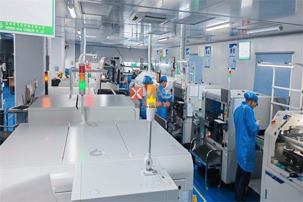 How do SMT factories achieve the characteristic of strong flexibility
